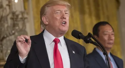 Trump se reúne con exgobernador Warsh por posible jefatura del banco central