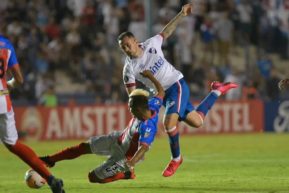 Rodrigo Amaral ante el rival de este martes