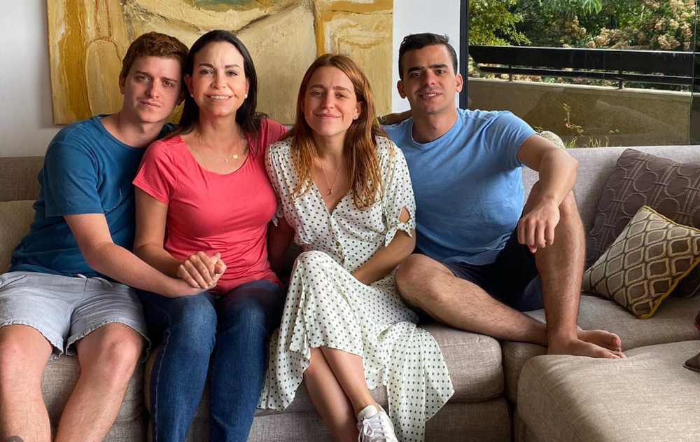 María Corina Machado junto con sus hijos Ricardo (a la izquierda), Ana Corina y Henrique (derecha).