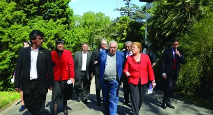 Mercosur y Alianza del Pacífico preparan un acercamiento. José Mujica con la presidenta Michele Bachelet en Uruguay. Archivo 2014.