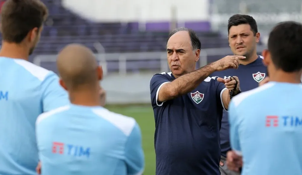 Marcelo Oliveira, DT de Fluminense, da indicaciones a sus jugadores en Montevideo