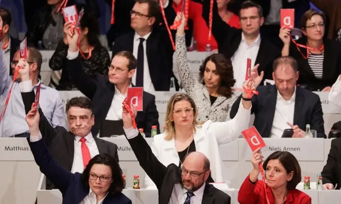 Martin Schulz en primera fila (al centro) encabeza la votación para negociar una coalición con Merkel