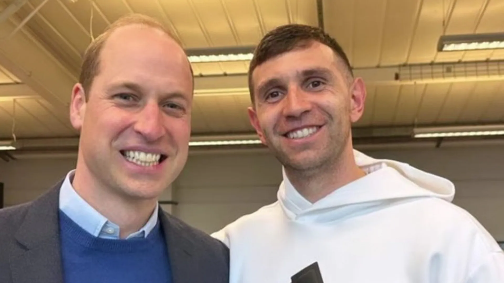 El príncipe William y el arquero argentino Dibu Martínez.