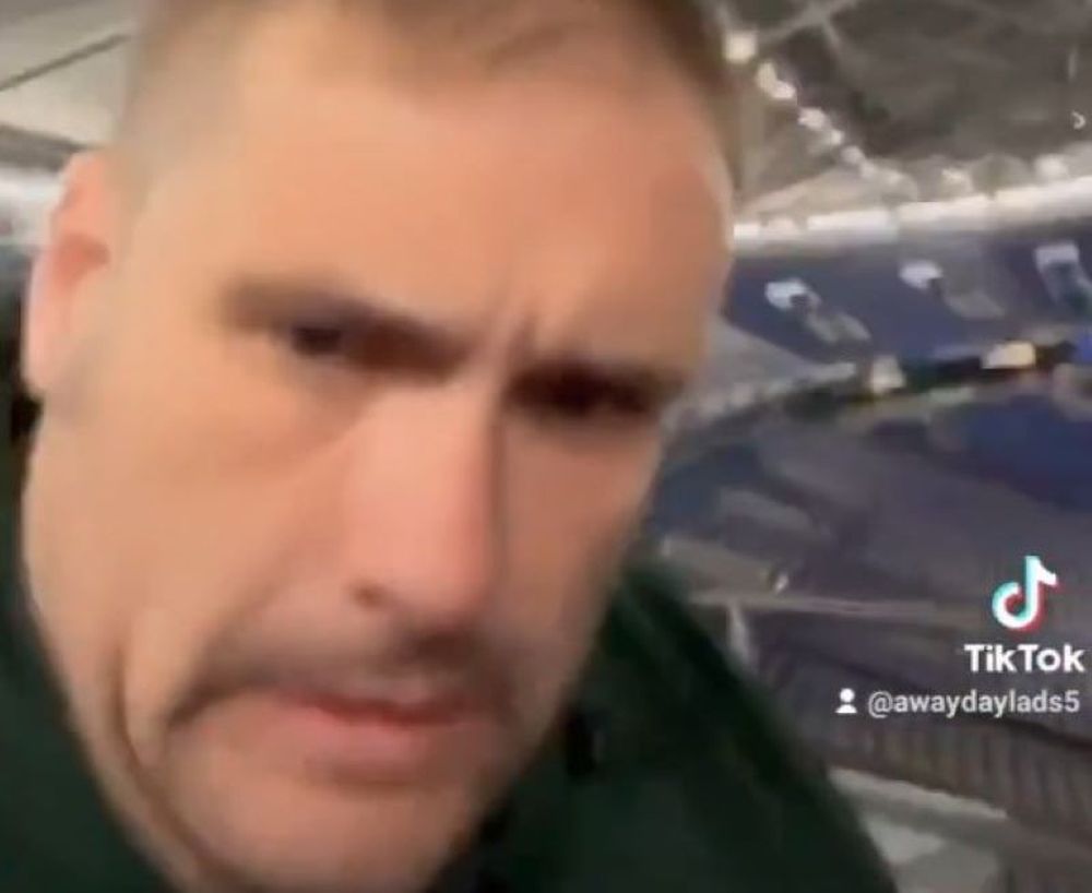 Un hincha inglés se quedó dormido tras el partido entre Inglaterra y Serbia por la Eurocopa