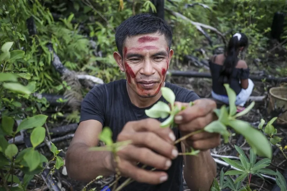 Minería es contaminación, pero los bonos también contaminan espiritualmente, lo destruyen todo, dice Fabio Valencia, el jefe del pueblo Makuna.