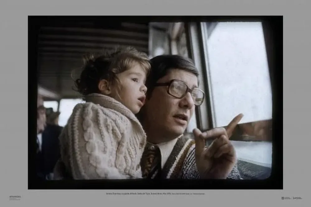 Serena Zitarrosa y su padre, Alfredo. Delta del Tigre, Buenos Aires. Año 1976.