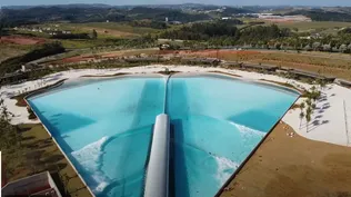 Piscina con olas en barrio privado de Brasil