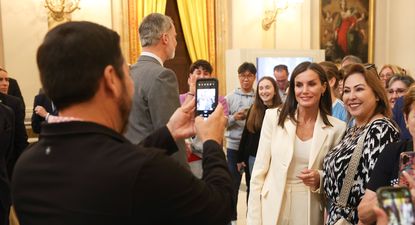 Los reyes Felipe VI y Letizia saludan a turistas en el Palacio Real&nbsp;