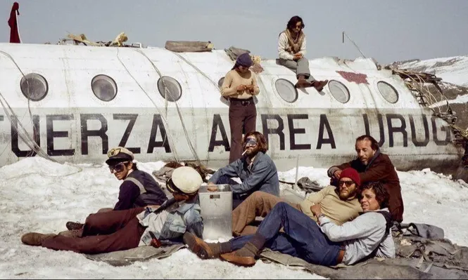 Una escena de la película “La sociedad de la nieve”, que retrata cómo un grupo de jóvenes sobrevivió en la montaña 72 días, sin alimentos.