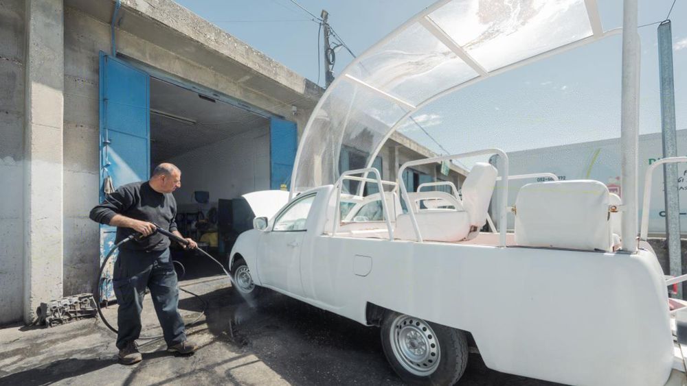 El vehículo está siendo reacondicionado y estará listo para cuando se reabra el corredor humanitario hacia Gaza, según Caritas Jerusalén.