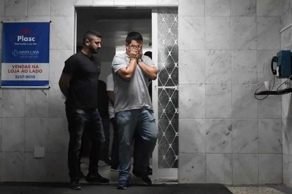 Un amigo de Jair Bolsonaro, el candidato de extrema derecha agredido en Brasil, a la salida del hospital