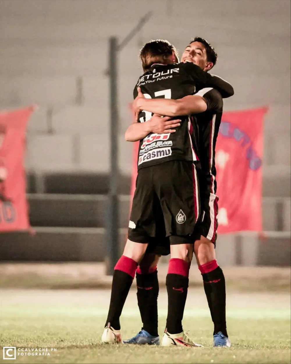 Walter Clar y Agustín Chopitea en el partido en Colonia; este último, terminó como arquero por la expulsión de Fabrizio Correa