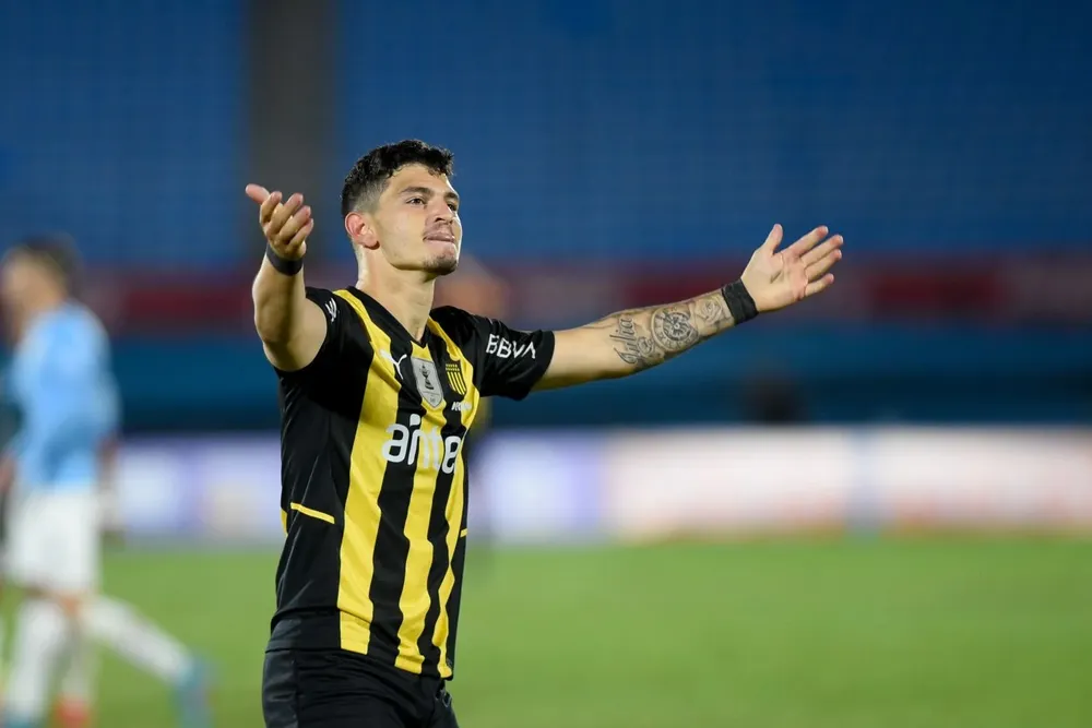 El Canario Álvarez sigue sintinéndose muy solo arriba y casi no le llega la pelota