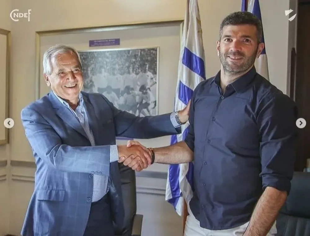 José Fuentes y Emmanuel Gigliotti, quien firmó la renovación de su contrato con Nacional