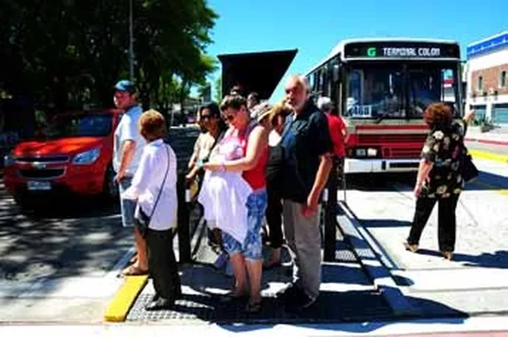 La gente cruza Garzón a mitad de cuadra y queda en medio del tránsito