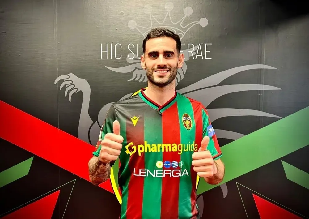 Gastón Pereiro con la camiseta de Ternana