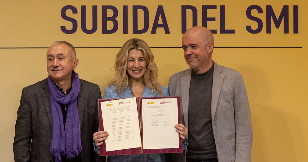 La vicepresidenta segunda y ministra de Trabajo, Yolanda Díaz, junto con los secretarios generales de UGT y CCOO, Pepe Álvarez y Unai Sordo, durante la firma del SMI de 2024.