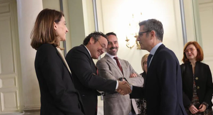 El fiscal general, Álvaro García Ortiz, saluda al ministro Félix Bolaños