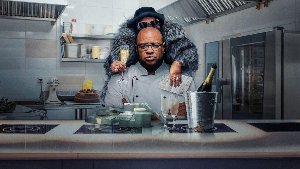 Hornigold declaró en el documental que perdió 300.000 libras esterlinas (casi US$400.000), estafado por su madre.