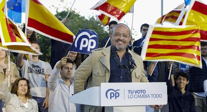 El candidato popular a la presidencia de la Generalitat, Alejandro Fernández, en el mitin de clausura de la campaña en Tarragona.