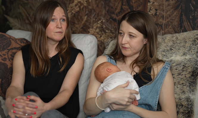 Las hermanas Amy y Grace con la bebé Amy, que nació del útero que una hermana le donó a la otra.