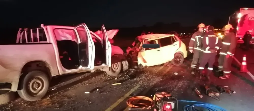 Camioneta Toyota Hilux y auto Lifan choque frontal