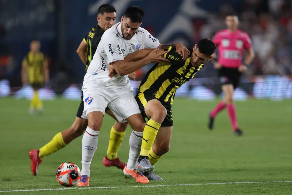 Maximiliano Gómez de Nacional ante Lucas Ferreira de Peñarol por el Torneo Apertura
