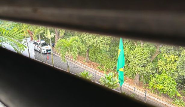 Las fuerzas del régimen chavista apostadas en las afueras de la embajada argentina en Caracas, bajo custodia brasileña desde agosto