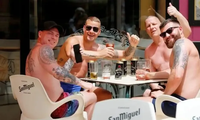 Varios turistas ingleses en un bar de Benidorm