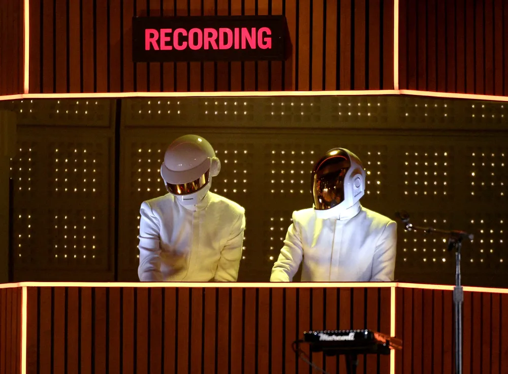 Daft Punk durante su presentación en vivo, ambientado en un estudio de grabación de los setenta