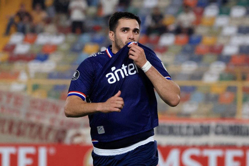 Maximiliano Gómez celebra el 1-0 de Nacional ante Universitario por Copa Libertadores 