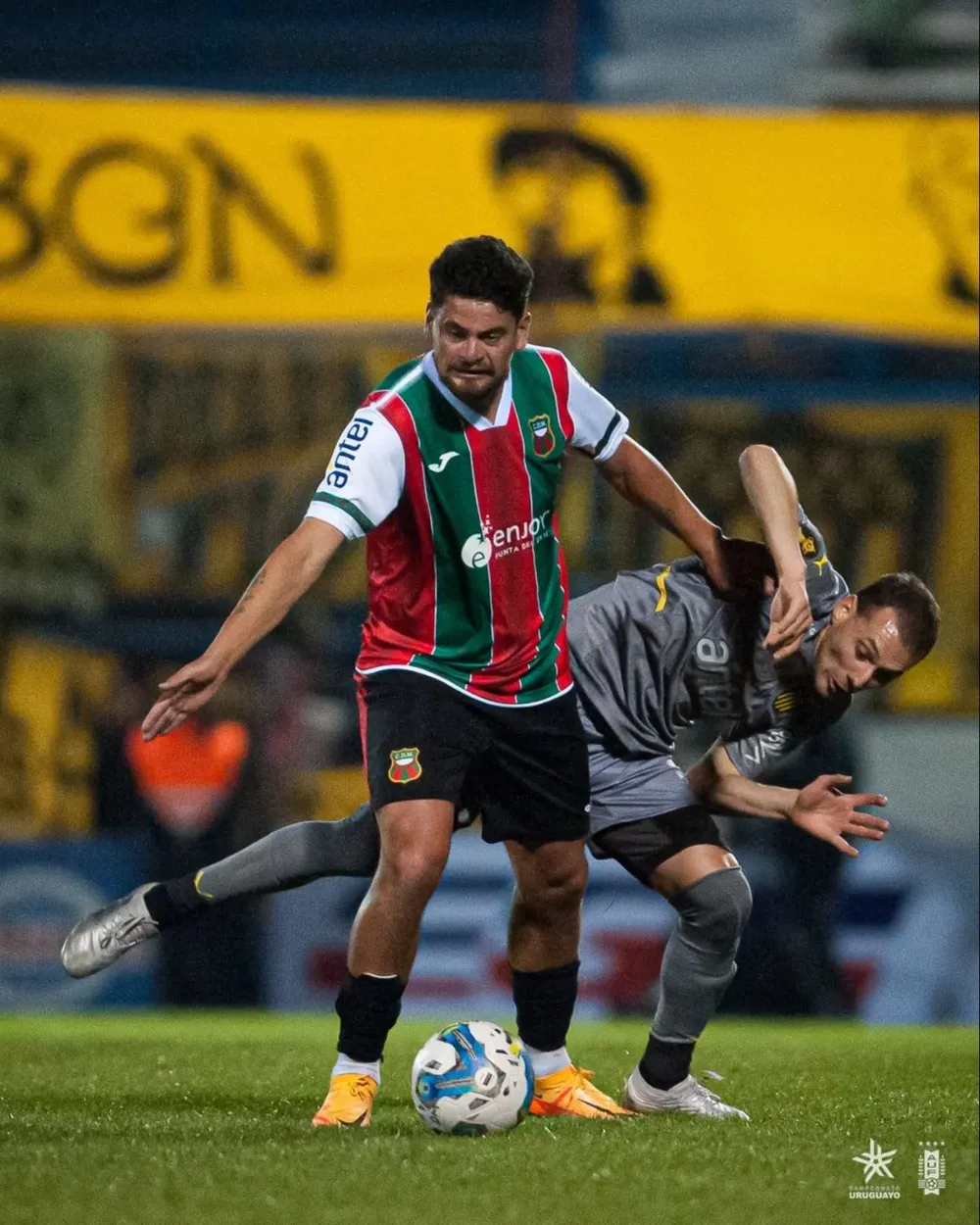 Maxi Cantera y Seba Cristóforo en el último Depor-Peñarol, en Paysandú