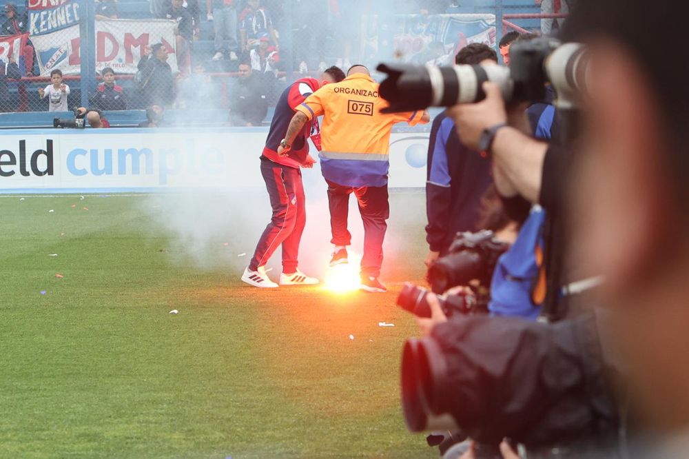 Antes del inicio del partido, cayó una bengala encendida a la cancha. Cuando ingresaron los equipos a la cancha a la hora 16.26 todos los fuegos artificiales fueron lanzados desde afuera del estadio&nbsp;