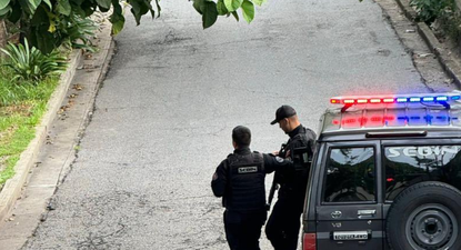 Caracas: denuncian que agentes de Maduro armados y encapuchados rodean el edificio de la Embajada Argentina