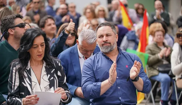 La candidata de VOX a Lehendakari, Amaia Martínez, y el presidente de VOX, Santiago Abascal.