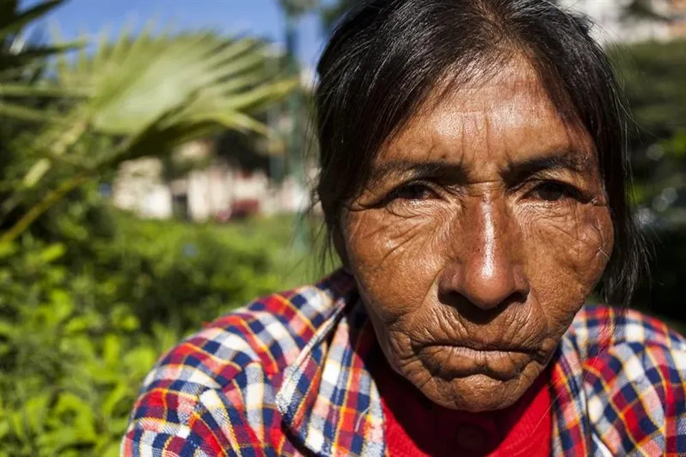 Paraguay. Una mujer indígena frente al Congreso mientras se vota el proyecto sobre su comunidad, en Asunción