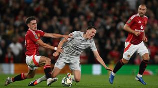Manuel Ugarte fue titular en Manchester United ante Barnsley por la Copa de la Liga
