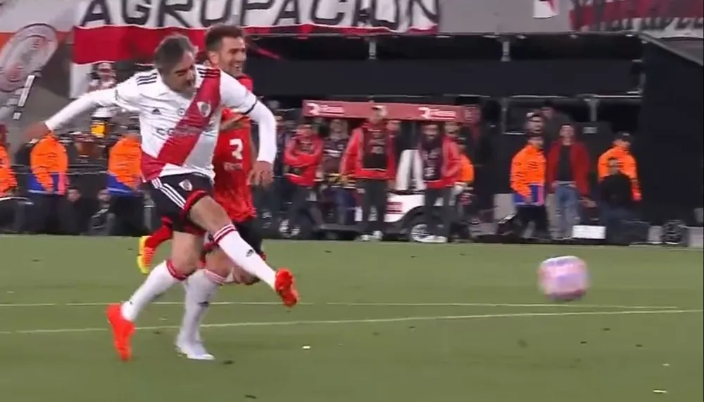 Enzo Francescoli convirtió un golazo para River Plate en la despedida de Ponzio