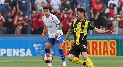 Maximiliano Silvera de Peñarol ante Nacional por la final de la Liga AUF Uruguaya