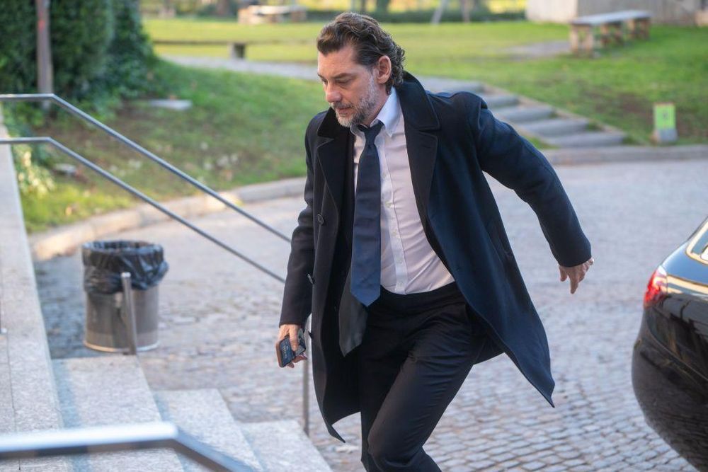 Isak Andic llegó a hablar de su hijo Jonathan, en la imagen entrando al velatorio de su padre, como "una gota de agua mía".