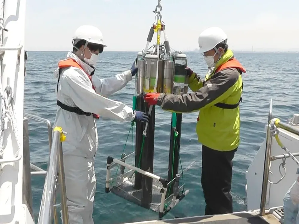 Cientificos trabajando en la bahía de Beppu