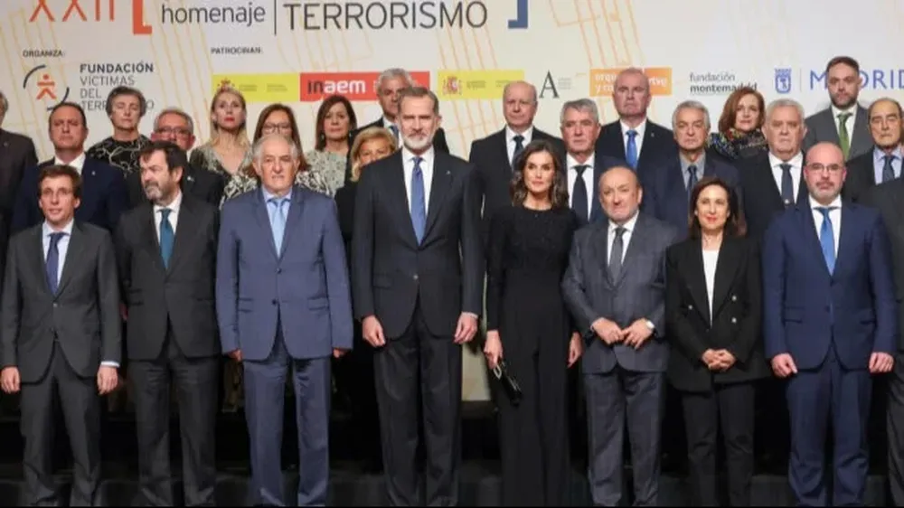 El presidente de la Fundación Víctimas del Terrorismo (FVT), Juan Francisco Benito, junto a los Reyes
