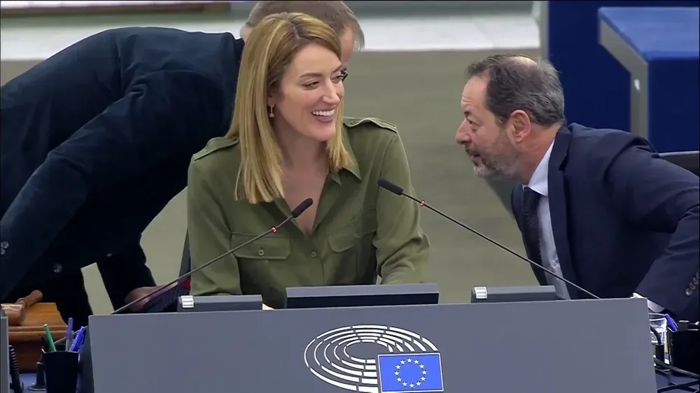 El momento en el que se escuchan ladridos en la Eurocámara.