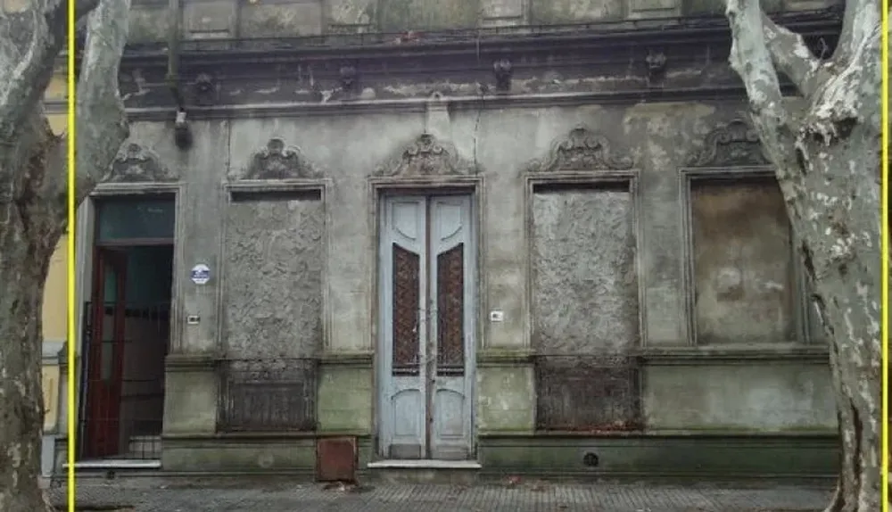 La casa da al frente y detrás se ubican los cinco apartamentos