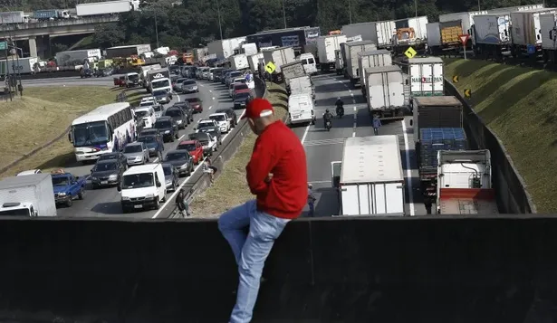 Trabajadores petroleros toman el guante de los camioneros en Brasil