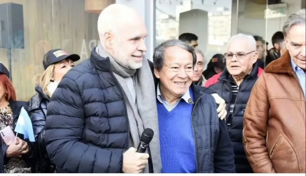 El concejal de Juntos por el Cambio (JxC) y precandidato a intendente de La Matanza, Héctor Toty Flores, denunció que sus hijas sufrieron dos robos violentos en sólo 48 horas en el distrito que gobierna Fernando Espinoza. Flores también responsabilizó a las autoridades provinciales y nacionales por el hecho. Hace dos días, a punta de pistola, le robaron a mi hija su auto, contó en sus redes sociales. Ayer por la noche, también a mano armada, robaron mi camioneta en la que viajaban mis hijas y un colaborador, contó el concejal. Además, resaltó que ambos fueron bajo la misma modalidad. Los hechos ocurrieron en Rafael Castillo y González Catán. Dos asaltos de la misma forma, siendo candidato de la oposición no es casualidad, denunció Flores. En La Matanza los que roban se adueñan de las calles sin temor, mientras los que vivimos con miedo somos los vecinos. Exigimos, una vez más, que el Intendente y la PBA tomen acciones concretas para terminar con la inseguridad y abandono de quienes realmente vivimos en La Matanza. Tras lo sucedido, Elisa Carrió replicó la denuncia de Flores contra las autoridades municipales y provinciales, Fernando Espinoza y Axel Kicillof. Mientras que el jefe de Gobierno y precandidato a presidente por JxC, Horacio Rodríguez Larreta, y su compañero de fórmula y gobernador de Jujuy, Gerardo Morales, le brindaron su apoyo a Toty.