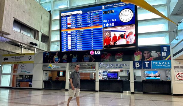 Un hombre camina frente a una pantalla con información de vuelos internacionales en el Aeropuerto Internacional de Maiquetía Simón Bolívar, este miércoles, en La Guaira (Venezuela). 