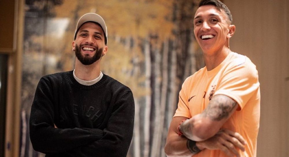 Rodrigo Bentancur visitó a la selección uruguaya en Londres y aquí se lo puede ver con Fernando Muslera