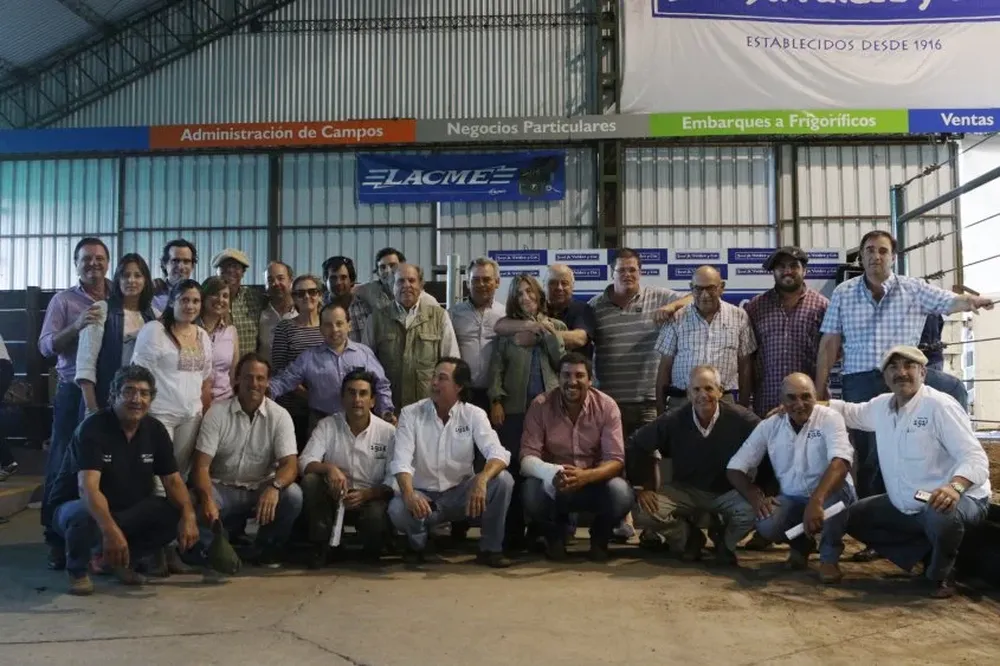 Los cabañeros junto al equipo del escritorio José A. Valdez y Cía en Don Tito