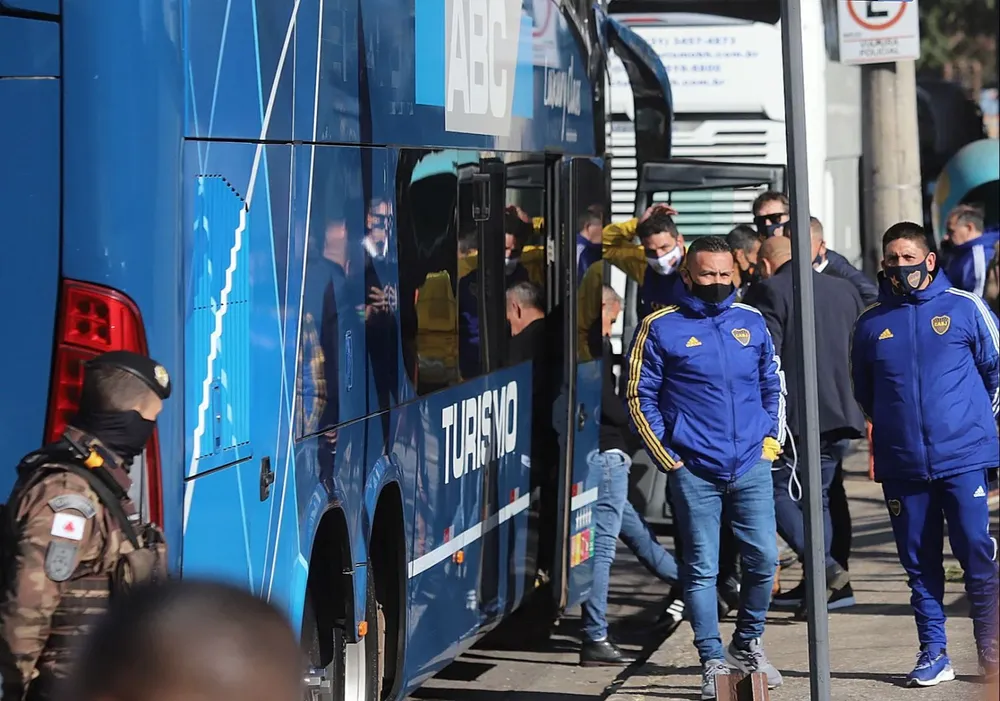 Funcionarios de Boca a punto de abordar el bus